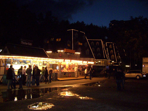 Die Loddenalle am Abend, im Hintergrund das Waldhaus