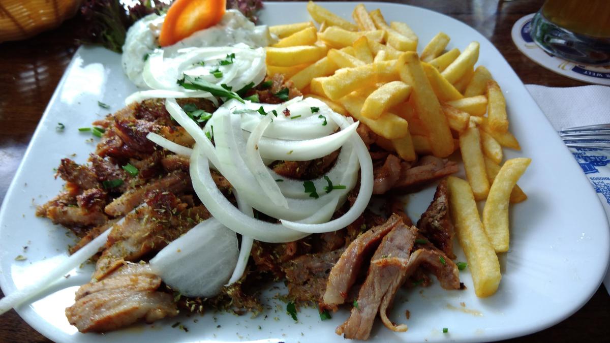 Gyros mit Pommes Frites und Tsatsiki