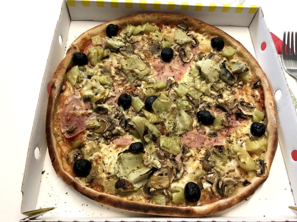 Pizza Oliven Schinken Artischocken