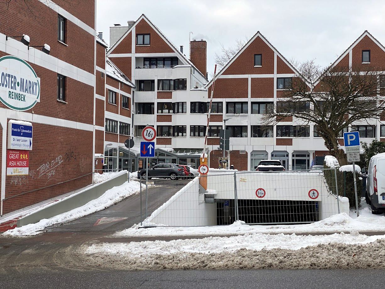 Blick auf den geschlossenen REWE Markt in Reinbek beim CCR REWE Reinbek beim CCR ist geschlossen