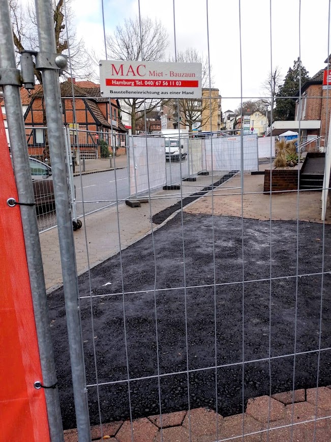 Der komplett eingezäunte Parkstreifen und Gehweg vor der Sparkasse, der alternativ als barrierefreier Notgehweg für Fußgänger hätte genutzt werden können.